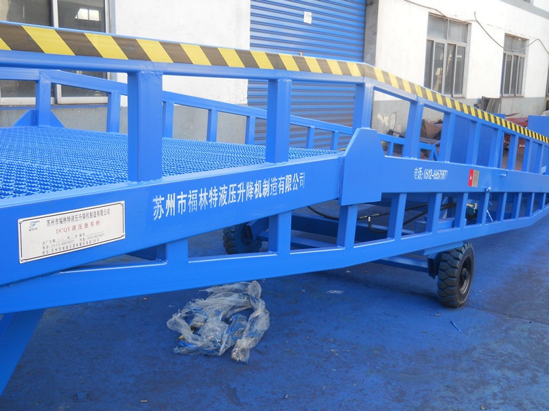 移動(dòng)式登車橋 集裝箱裝卸貨平臺(tái)