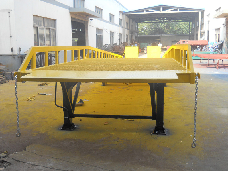 移動(dòng)式登車橋 集裝箱裝卸貨平臺(tái)